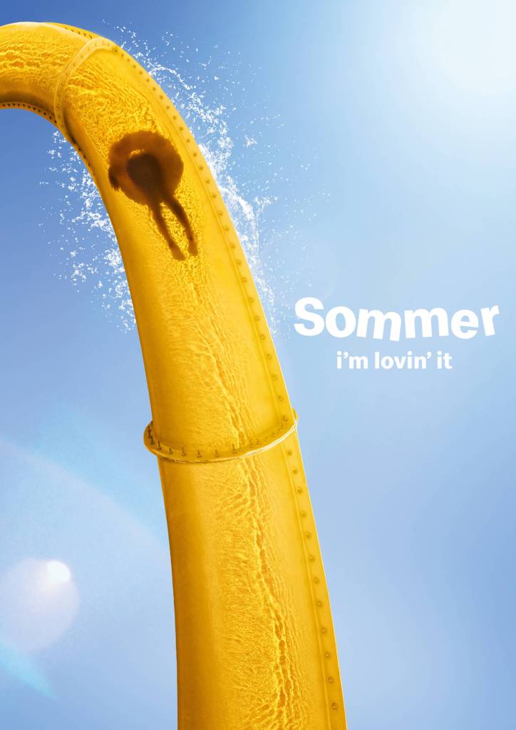 Publicité McDonald's - Sommer - Quelqu'un glisse avec une bouée dans un toboggan qui prend la forme du logo de McDonald's - Agence DDB - Autriche - 2024