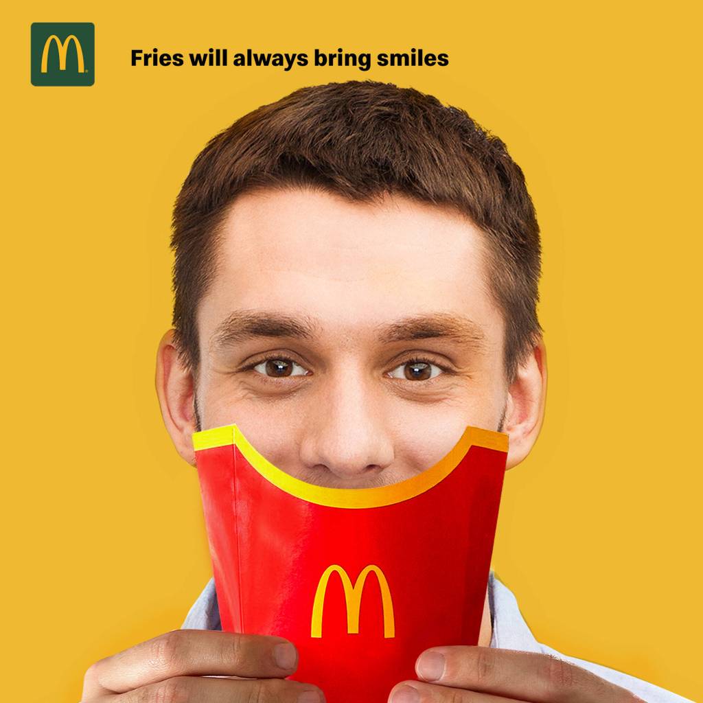 Publicité McDonald's - Fries will always bring smiles - Un jeune homme met devant son visage la pochette de frites, un sourire apparait - Agence DDB - Azerbaïdjan - 2023
