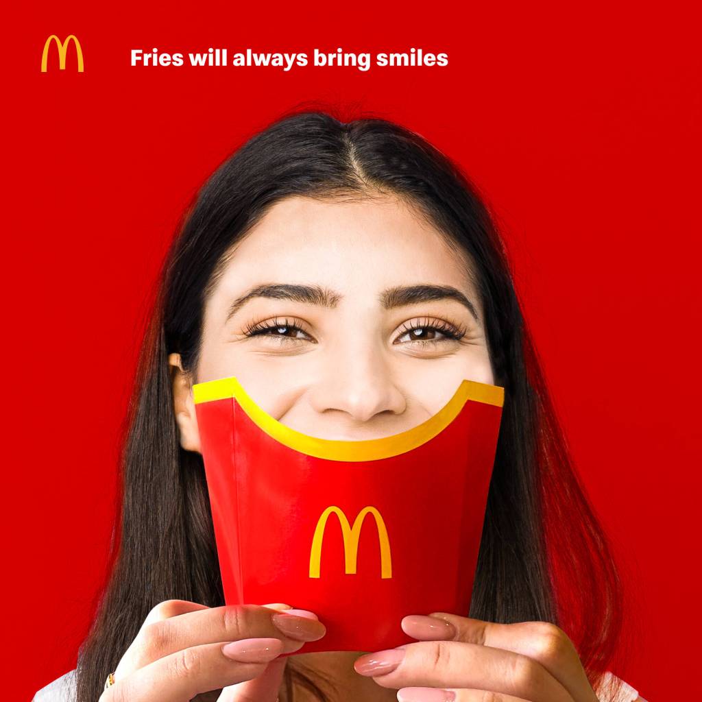 Publicité McDonald's - Fries will always bring smiles - Une jeune femme met devant son visage la pochette de frites, un sourire apparait - Agence DDB - Azerbaïdjan - 2023