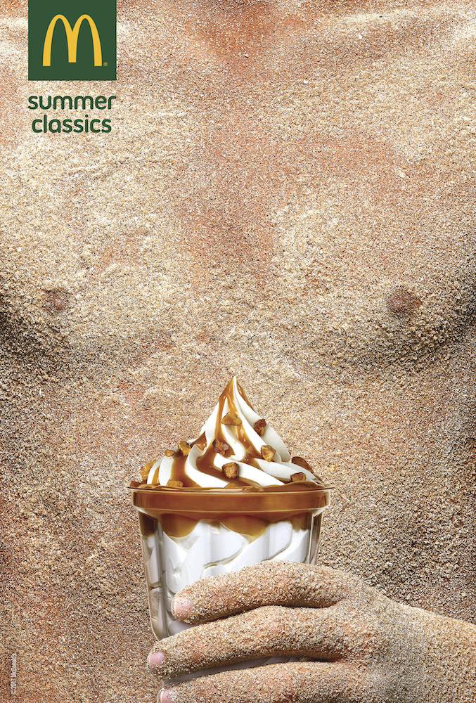 Publicité McDonald's - Summer Classics - Un homme tient un Sundae, son corps est recouvert de sable - Agence TBWA - Portugal- 2018