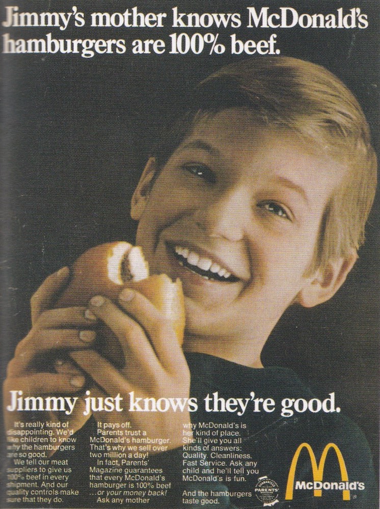Publicité McDonald's - Jimmy's mother knows McDonald's hamburgers are 100% beef - Enfant tient dans les mains un burger déjà croqué - 1969 - USA