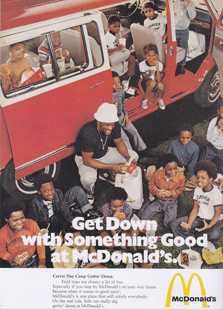 Publicité McDonald's - Get down wiith someting good at McDonald's - Toute une famille mange à côté d'un combi - 1973 - USA