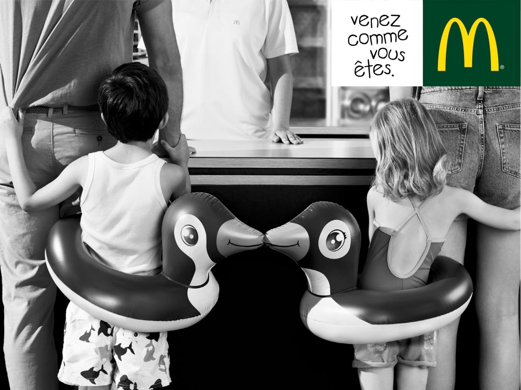 Publicité McDonald's - Venez comme vous êtes - Rentrée des classes - Deux enfants avec des bouées canard devant le comptoir de chez Mcdo - Noir et blanc - Agence BETC - 2017
