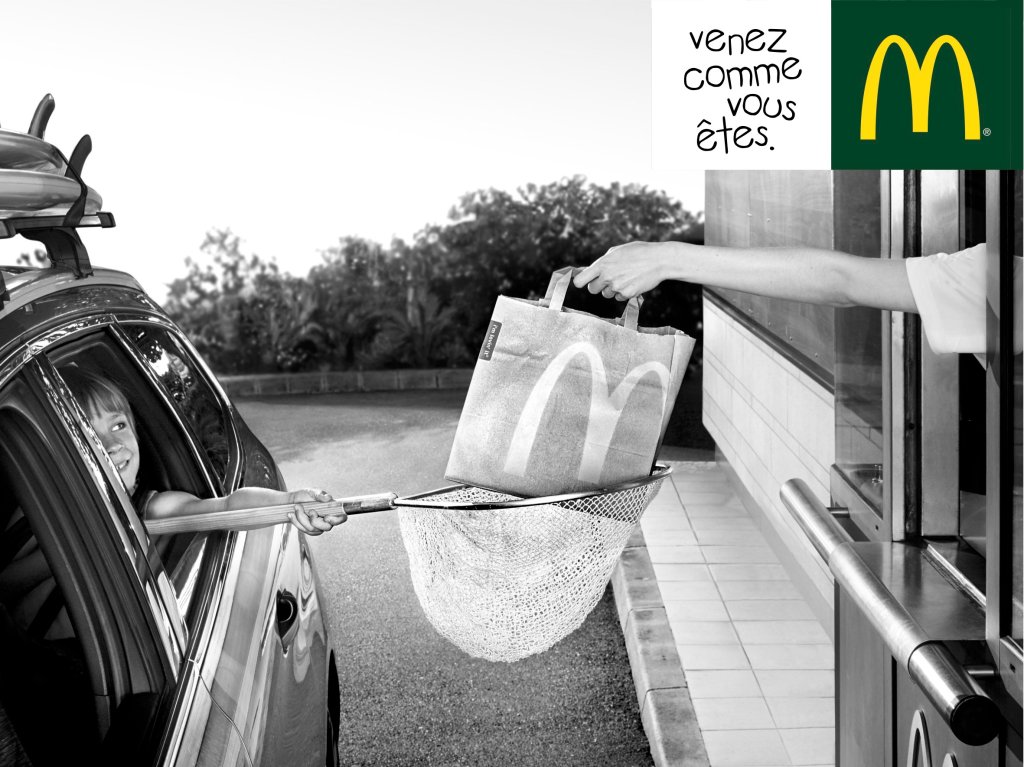Publicité McDonald's - Venez comme vous êtes - Rentrée des classes - Enfant attrape avec une épuisette le sachet au drive - Noir et blanc - Agence BETC - 2017