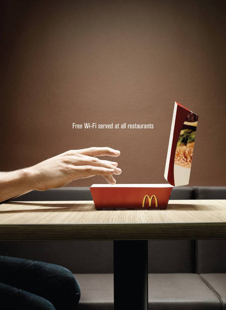 Publicité Mcdonald's - Free Wifi- Free Wi-Fi served at all restaurants - La main tape sur le packaging comme s'il s'agissait d'un ordinateur portable - Agence DDB - Danemark - 2007