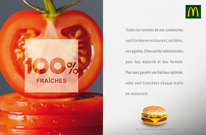 Campagne McDonald's - 100% - Fraîches - Toutes les tomates de nos sandwiches sont livrées en restaurant, entières, en cagettes - Photo d'une tomate coupée en deux sur des rondelles de tomates en gros plan à gauche - 2010