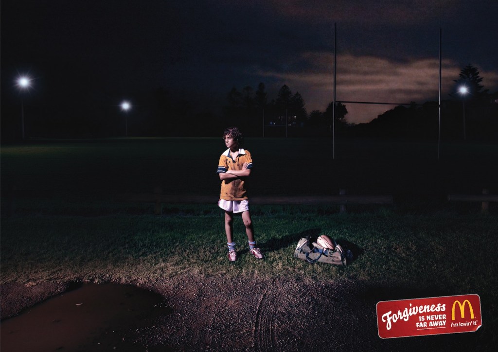 Publicité McDonald's - Forgiveness is never far away -  Un jeune garçon attend les bras croisés que l'on vienne le cherche dans la pénombre - Agence DDB - USA - 2012