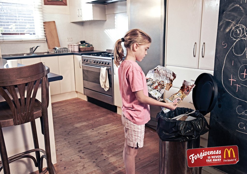 Publicité McDonald's - Forgiveness is never far away -  Une jeune fille découvre son dessin déchiré dans la poubelle - Agence DDB - USA - 2012