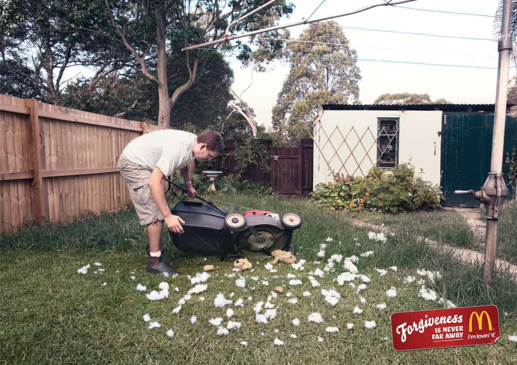 Publicité McDonald's - Forgiveness is never far away -  Le père s'aperçoit que l'ourson en peluche a été détruit dans la tondeuse - Agence DDB - USA - 2012