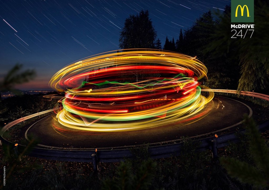 Publicité McDonald's - McDrive - Light painting - Les phares de voiture dans un virage forment un burger - DDB - Hongrie - 2018