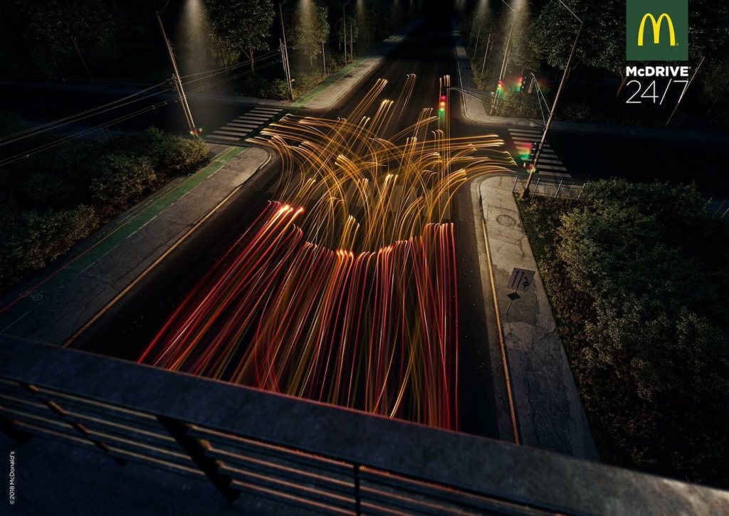 Publicité McDonald's - McDrive - Light painting - Les phares de voiture à un carrefour forment une portion de frites - DDB - Hongrie - 2018