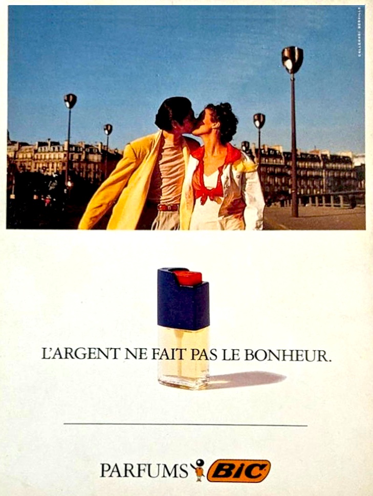 Publicité Bic - Parfum Bic - Parfum Bleu - L'argent ne fait pas le bonheur - Un couple s'embrassant sur un pont - Agence Callegari Berville - France - 1988