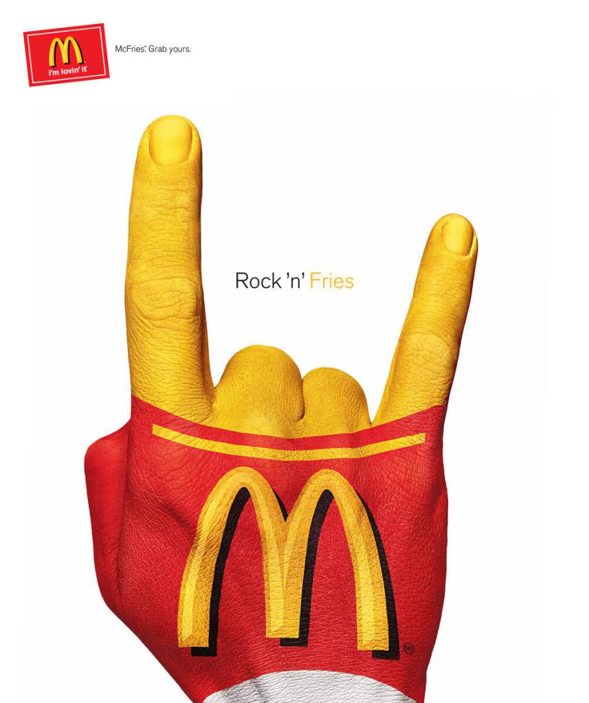 Publicité McDonald's - Rock'n'Fries - Les doigts font le signe des fans de métal tout en évoquant les frites de la marque - Agence Taterka Comuniçoes - Brésil - 2008