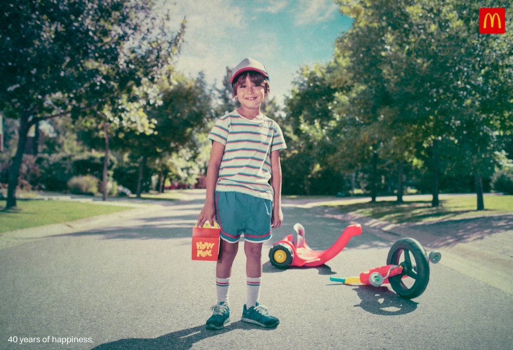 Publicité McDonald's - Happy Meal -40 ans - 40 years of happiness - Années 80 - Garçon retrouve le sourire avec son Happy Meal malgré son vélo cassé TBWA\SanJuan - PortoRico - 2019