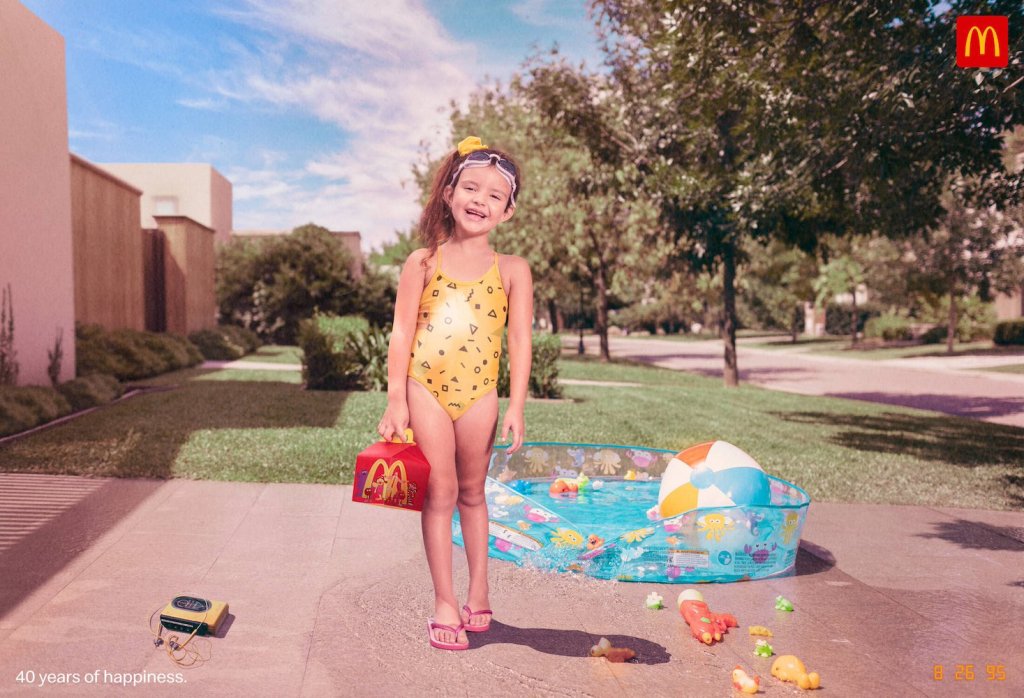 Publicité McDonald's - Happy Meal - 40 ans - 40 years of happiness — Années 90 - Fillette retrouve le sourire avec son Happy Meal malgré sa piscine abîmée - TBWA\SanJuan - PortoRico - 2019