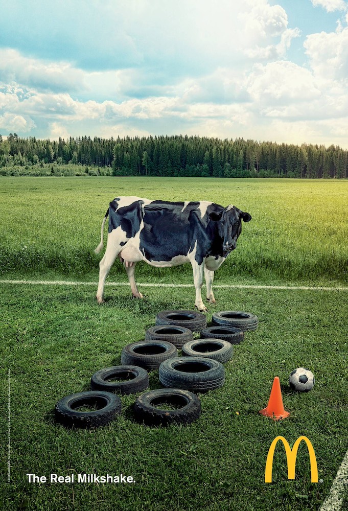 Publicité McDonald's - The Real Milkshake - Une vache devant un parcours de pneumatiques - Agence DDB - Finlande  - 2014