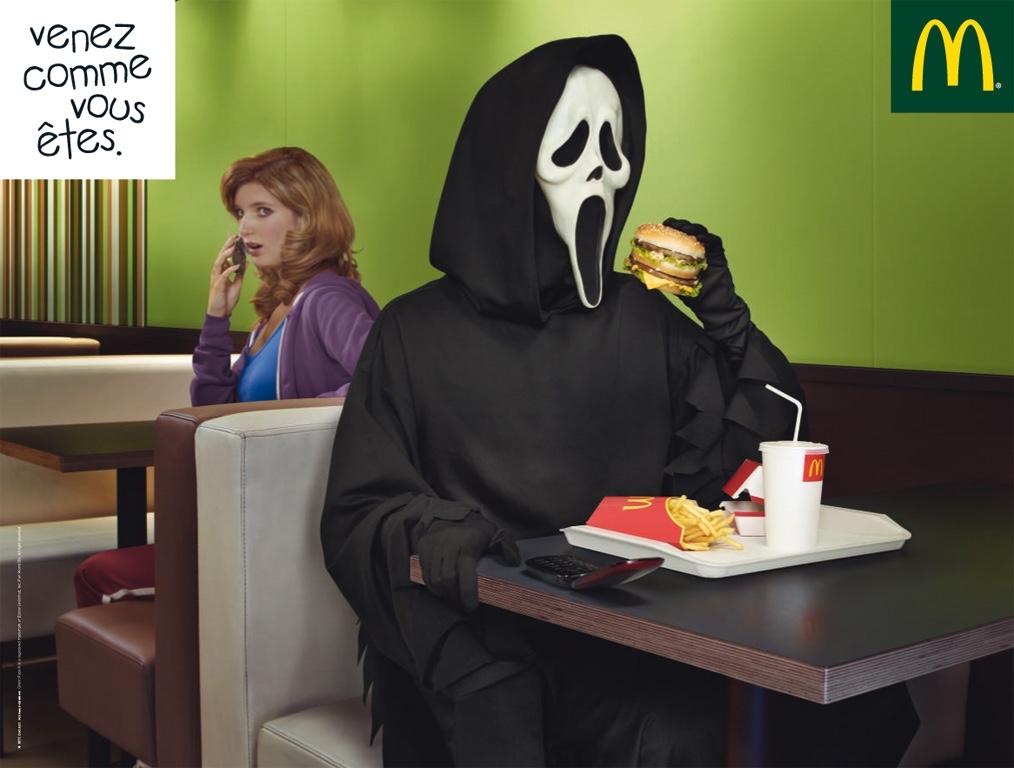 Publicité McDonald's - Venez comme vous êtes - Le personnage de Scream savoure son burger assis à une table - Agence BETC Paris - 2010