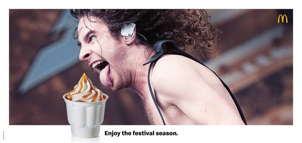 Publicité McDonald's - Enjoy the Festival Season - Un guitariste de métal semble vouloir lécher un Sundae - Agence TBWA - Suisse - 2021